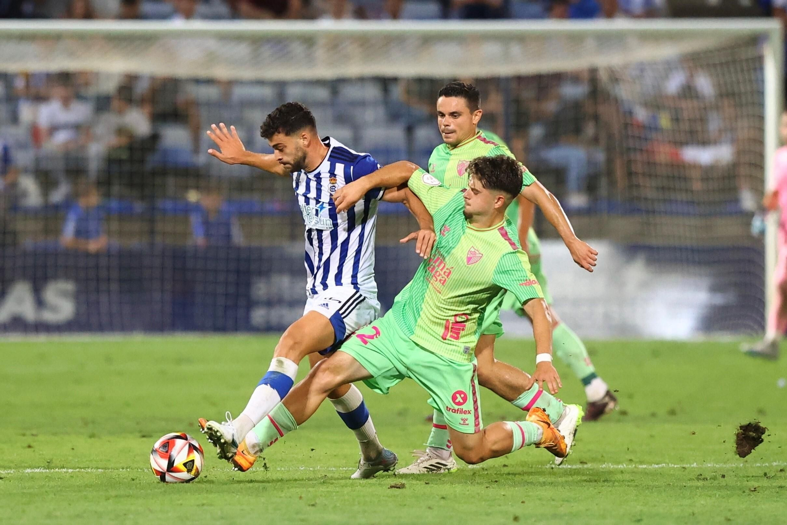 Luis Alcalde disputa un balón frente a Dani Lorenzo y Luca Sangalli