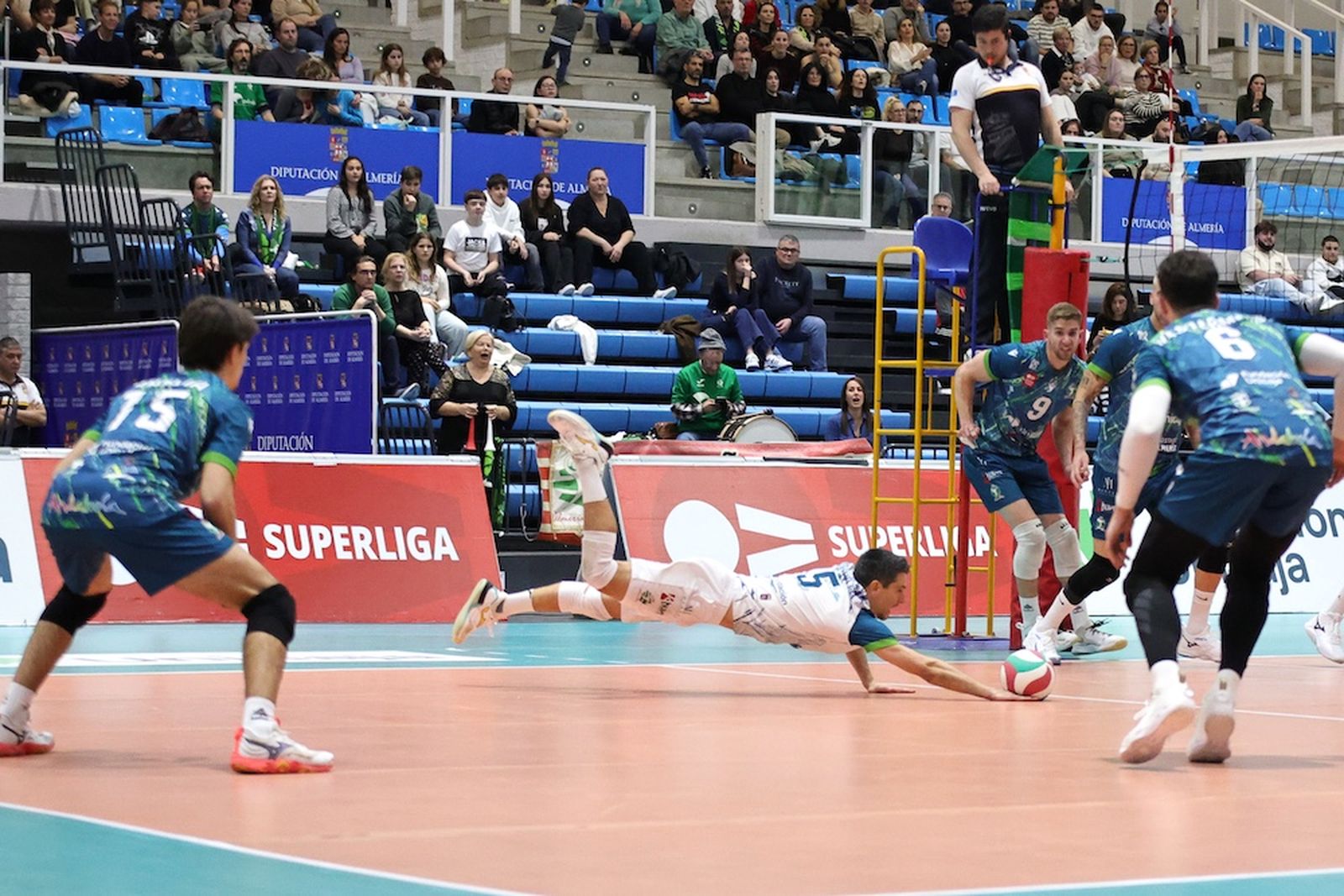 Paquillo Fernández intenta evitar que la bola toque la pista en una acción del encuentro frente a los melillenses.
