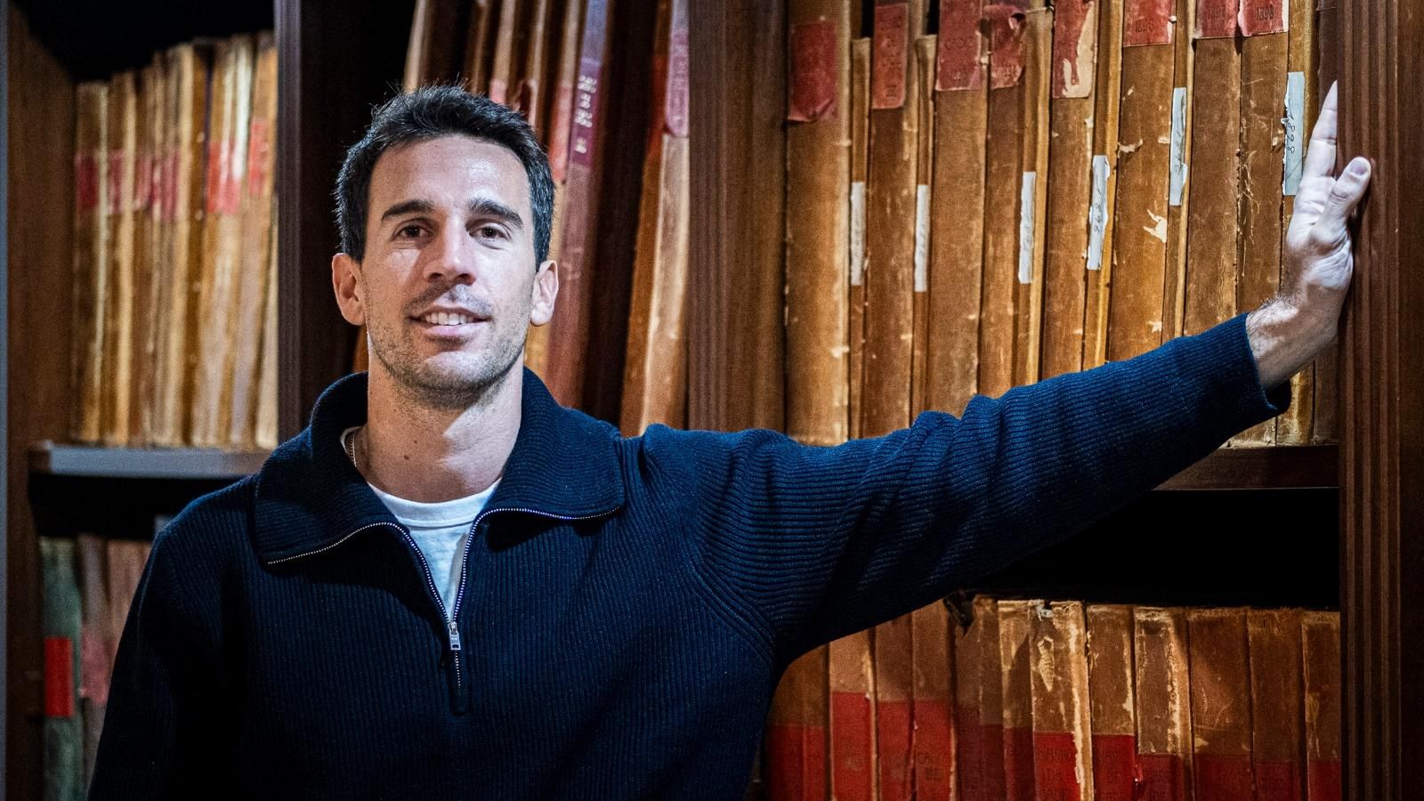 El cofundador de Menai, Pablo Navajas, posa en la hemeroteca de Diario de Cádiz para el reportaje