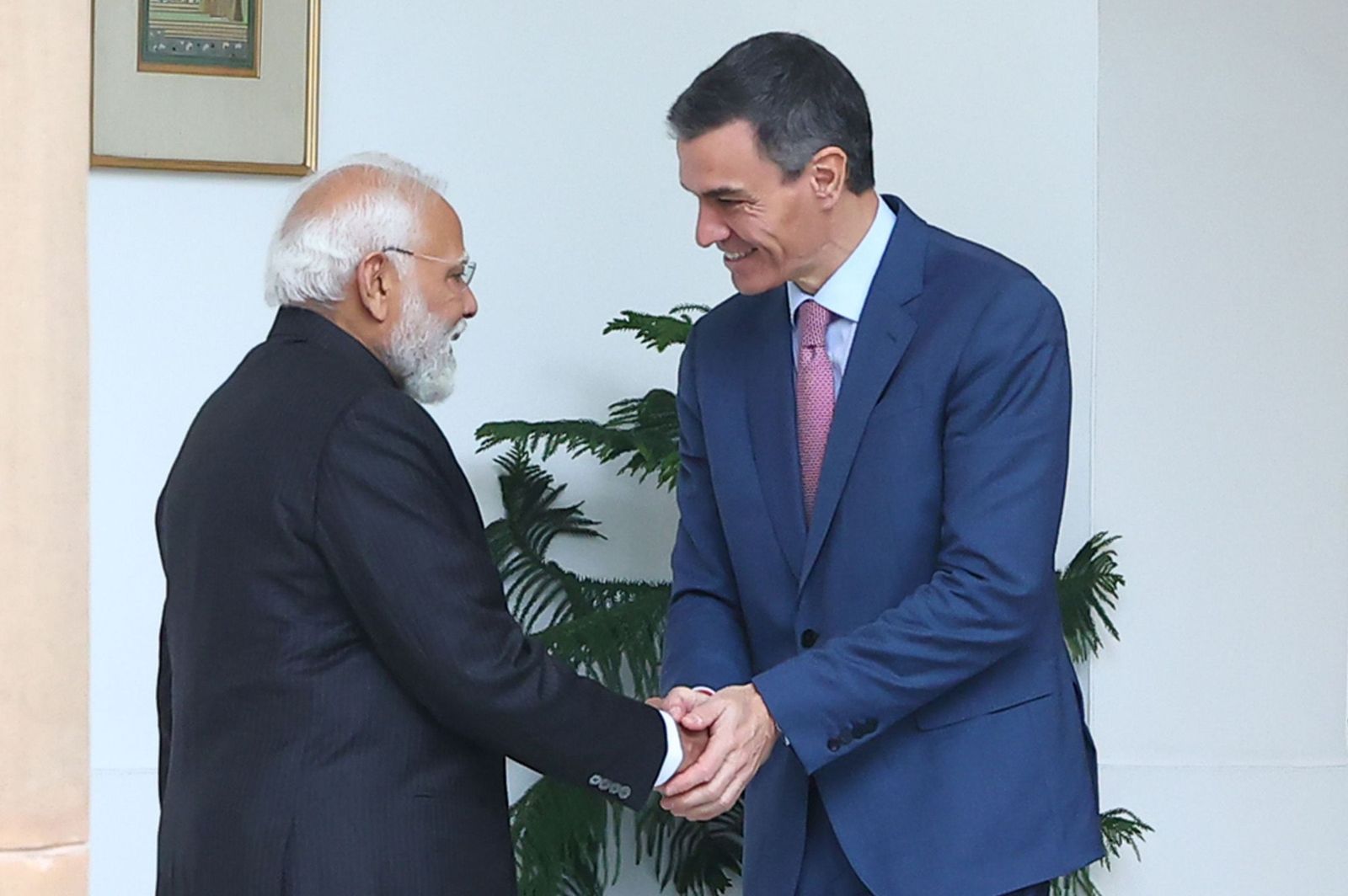 El presidente español, Pedro Sánchez, saluda al primer ministro indio, Narendra Modi, en Nueva Delhi.