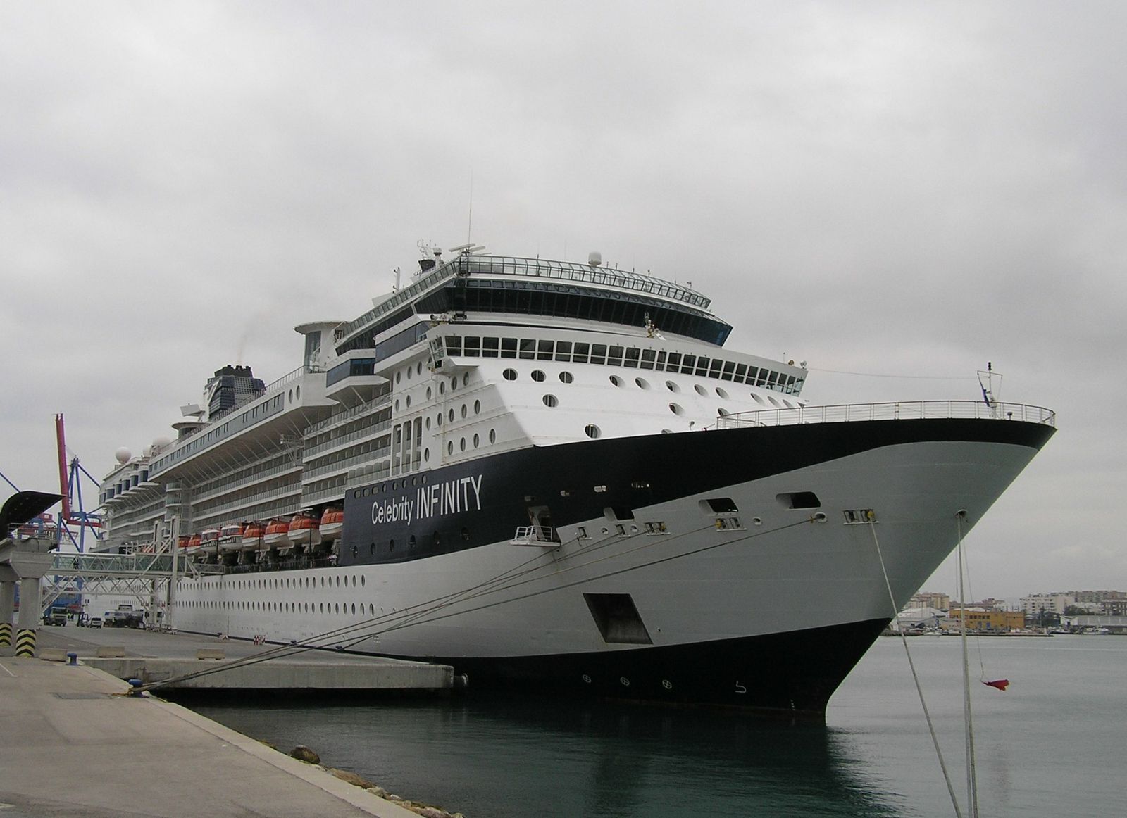 El buque, atracado en Málaga.