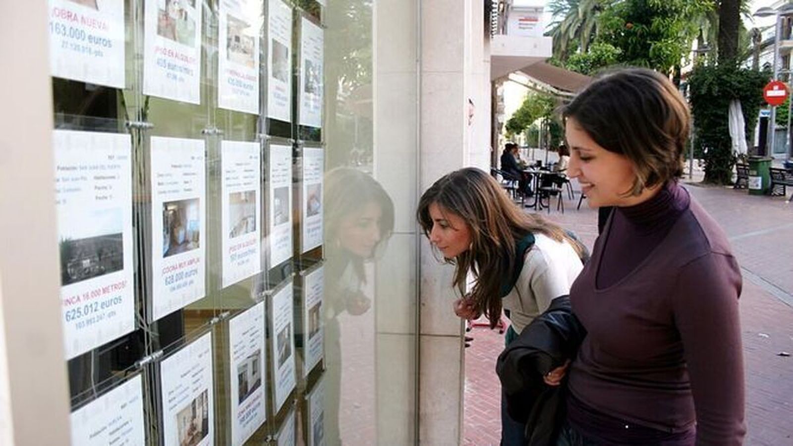 Dos jóvenes buscan alquiler en una inmobiliaria