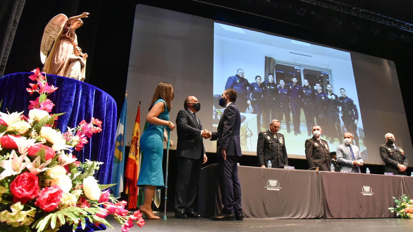 Las fotos de la entrega de medallas por el Dia de la Policía Nacional