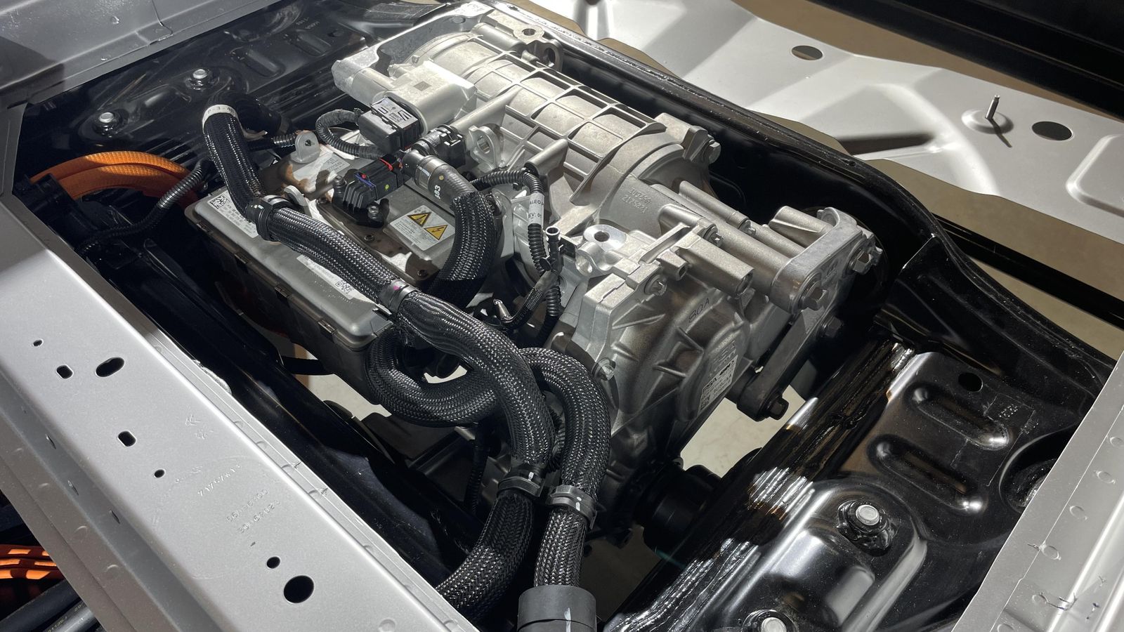 En la parte posterior de esta base puede situarse un motor eléctrico con el que el 3008 dispone de tracción total.