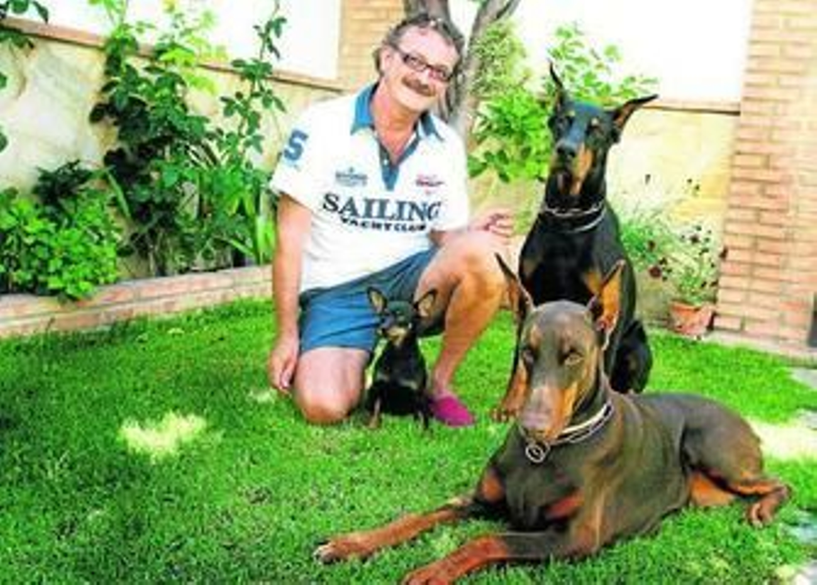 Miguel Ángel con sus tres dobermann: Austin, Cuca y Lola. Miguel Ángel con sus tres dobermann: Austin, Cuca y Lola.