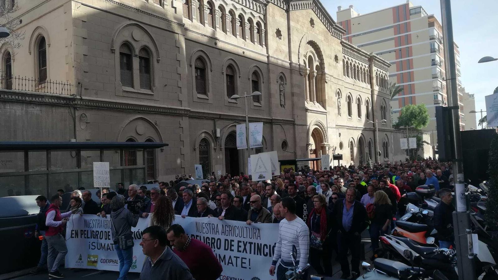 Los manifestantes recorren el centro de la capital con una gran pancarta reivindicativa