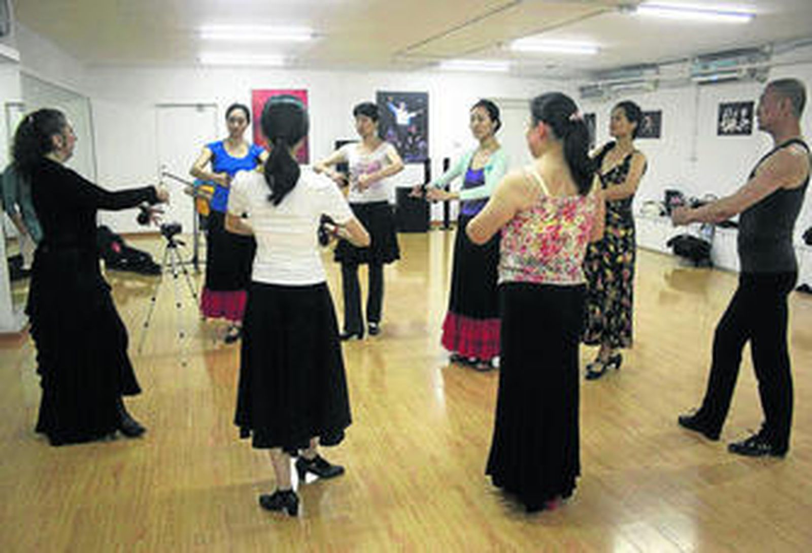 Azucena Villena (primera por la izquierda) con las alumnas del centro.