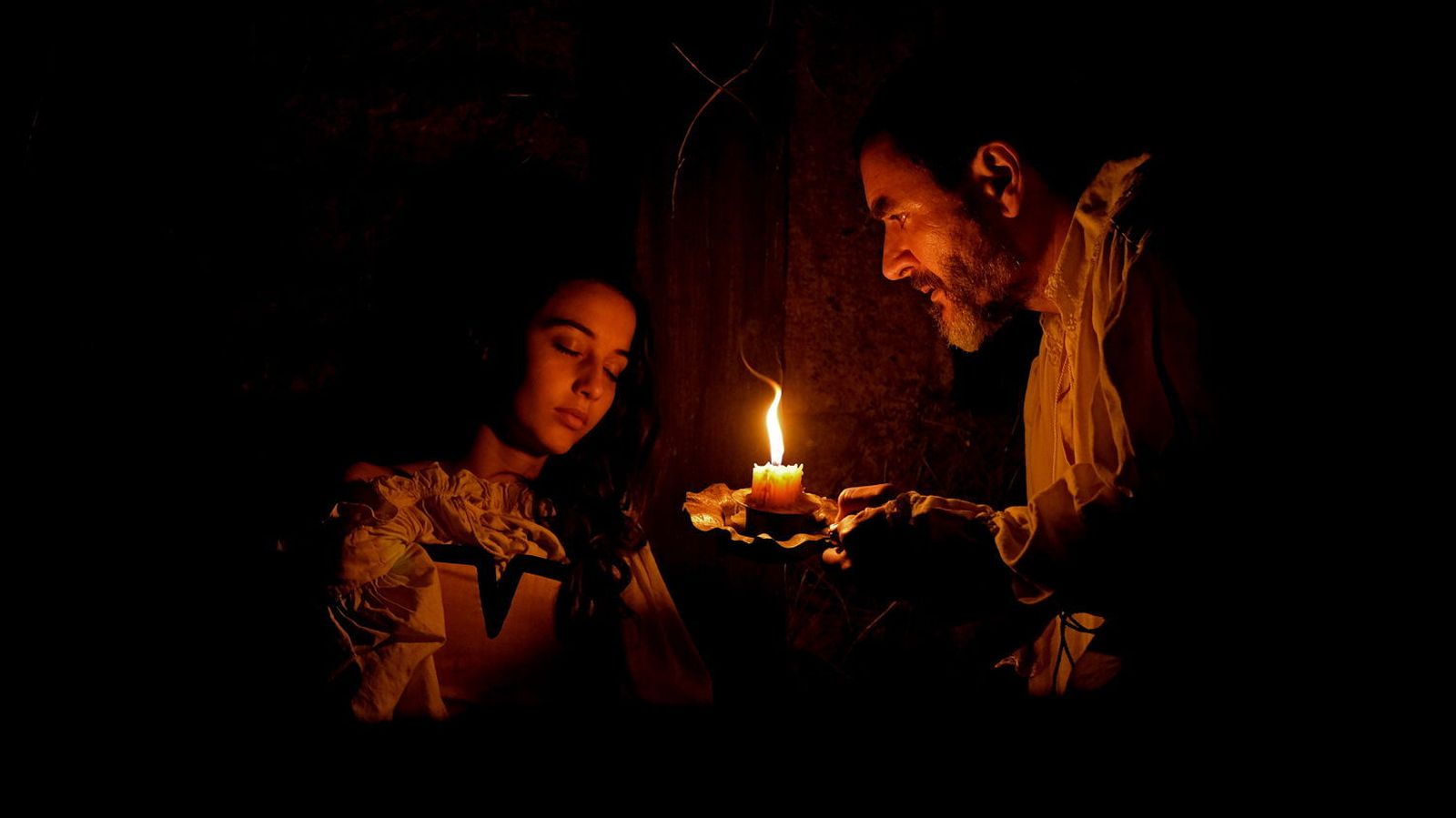 Amaia Aberasturi y Àlex Brendemühl en una imagen de 'Akelarre'.