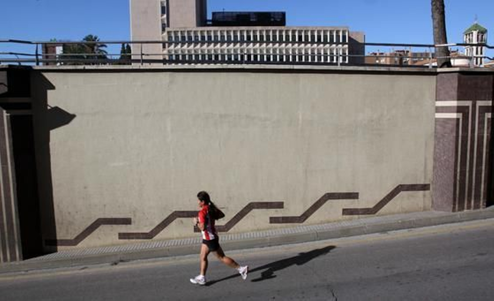 El buen tiempo ha acompañado a los 722 atletas inscritos en la prueba, aunque el fuerte viento de poniente ha dificultado el recorrido de vuelta y ha impedido que se registraran mejores marcas. 

Foto: Migue Fernandez