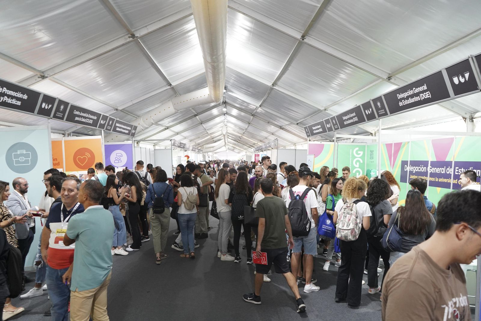 Estudiantes en las jornadas de recepción de la UGR, en una imagen de archivo.
