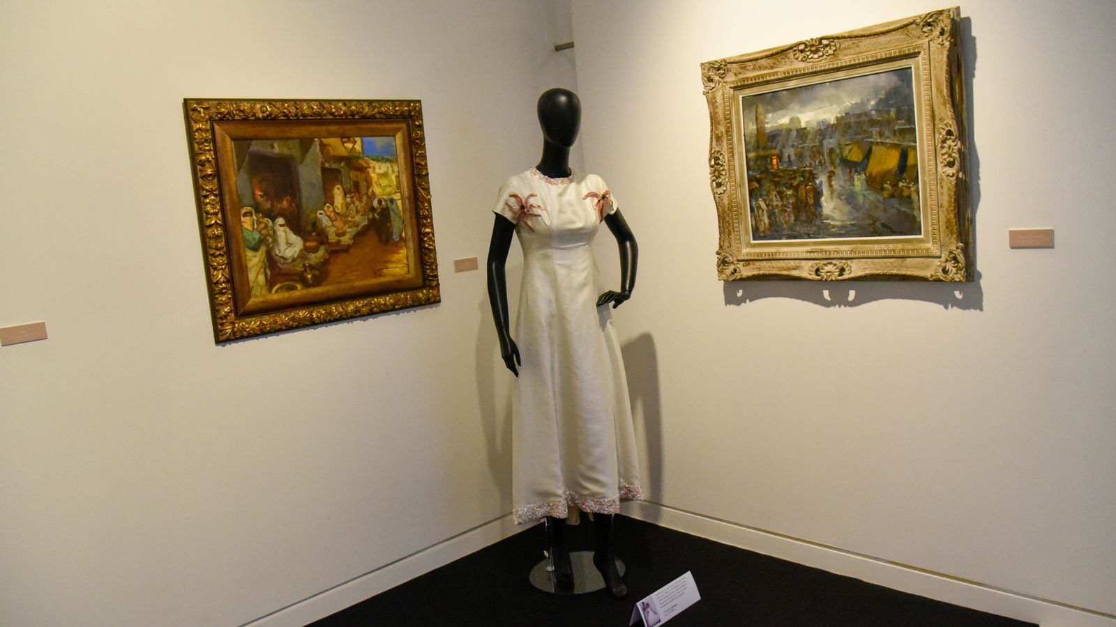 Exposición ' Vísteme: de la Alta Costura al Arte, 90 años de historia de la moda' en el Museo Cruz Herrera