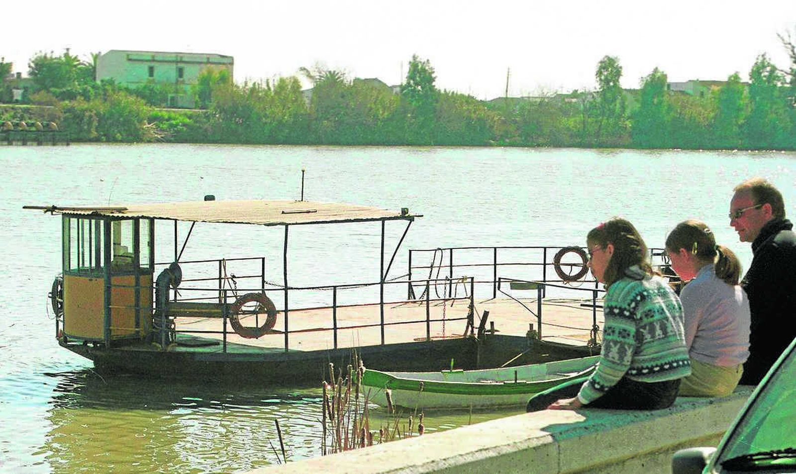 La barcaza de Coria del Río permite el transporte de personas y vehículos de una orilla a otra.