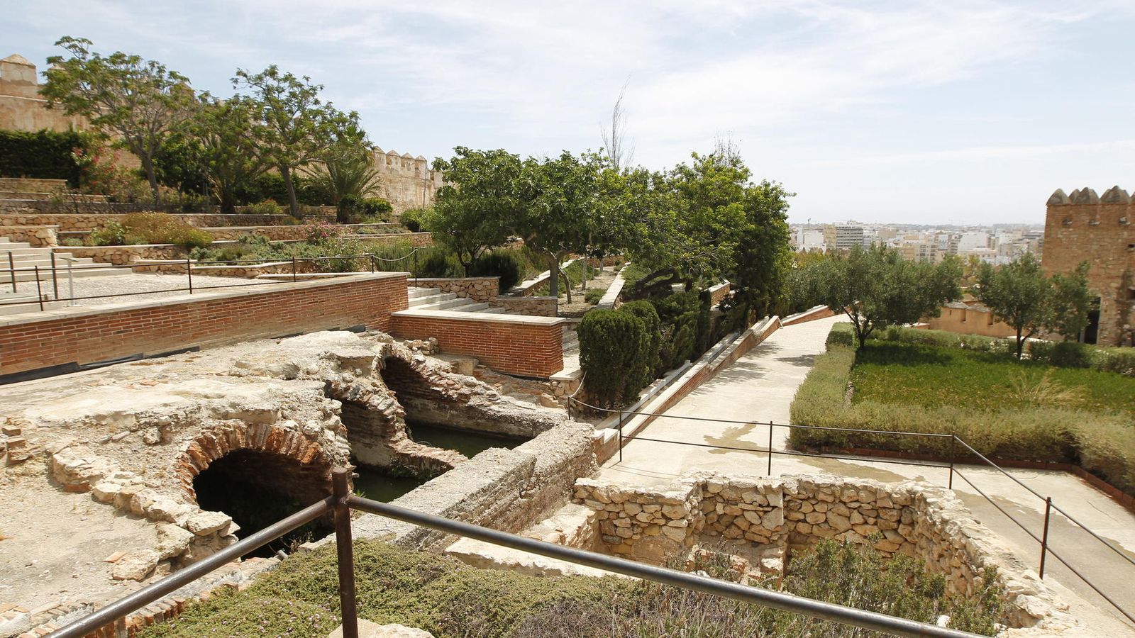 Vista del conjunto monumental de  la  Alcazaba