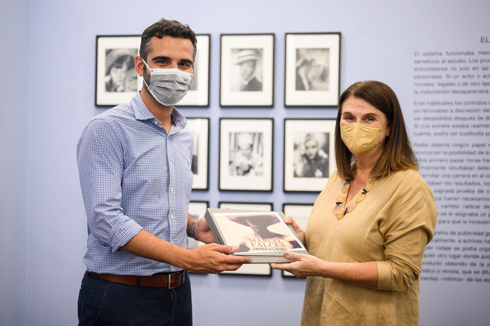 Ramón Fernández-Pacheco recibiendo el libro de Manuel Falces de manos de Matilde Sánchez.