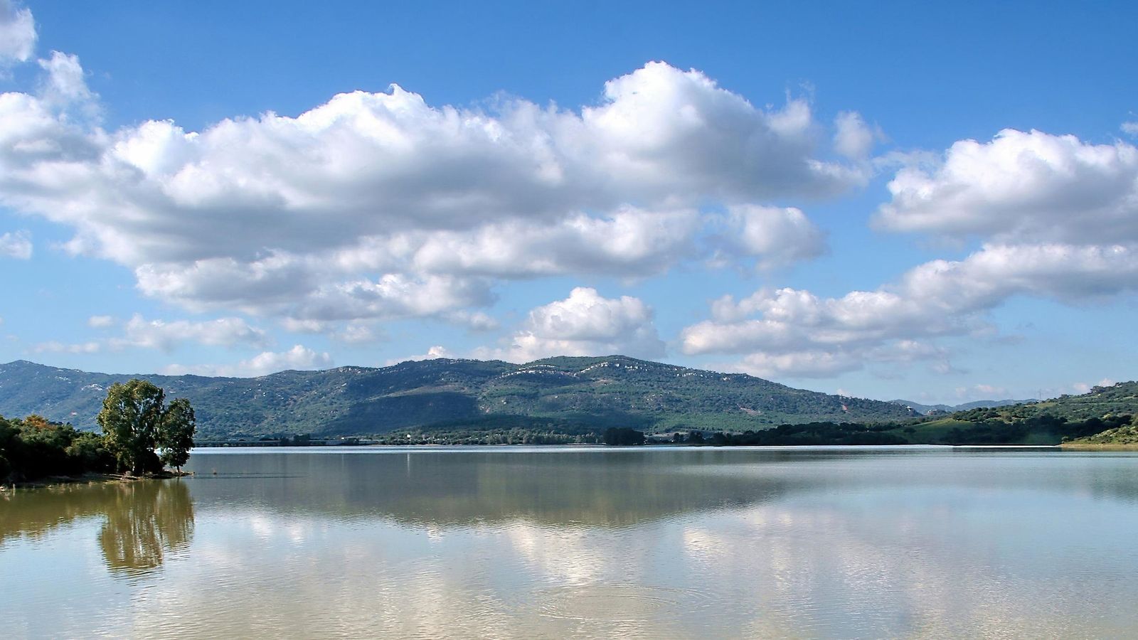 Al fondo, el paraje de La Polvorilla y las nubes blancas que evocaban el dicho: "¡Ahí vienen las yeguas de Ronda!".