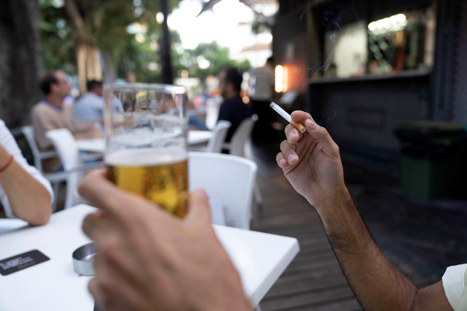 Imagen de archivo de una persona fumando en la terraza de un establecimiento de hostelería