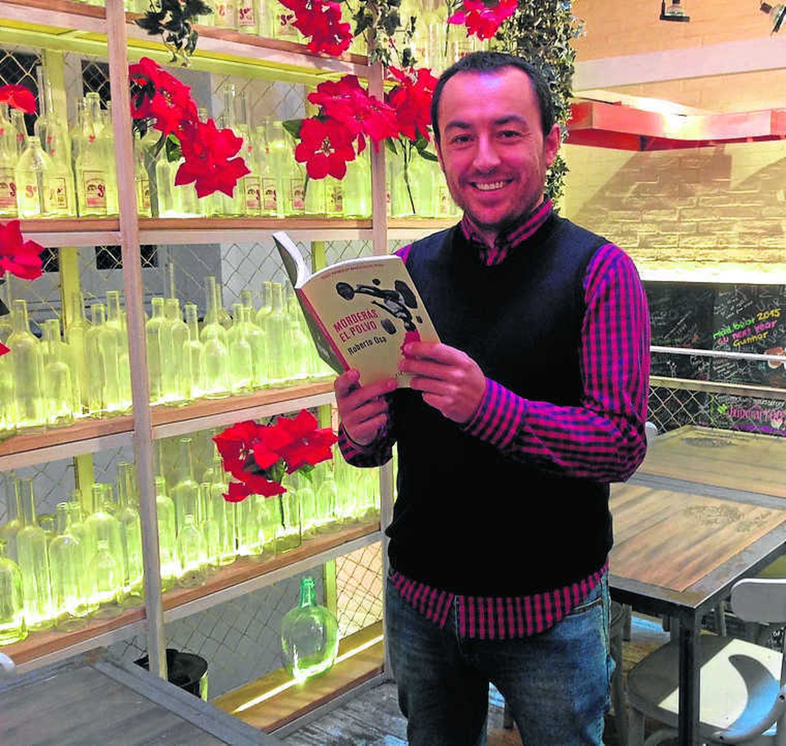 Roberto Osa (Cuenca, 1981), con un ejemplar de 'Morderás el polvo'.