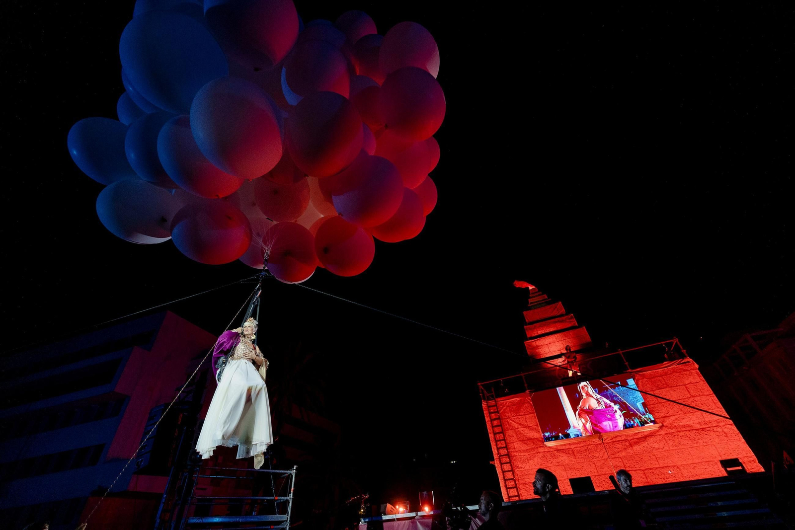 Pasión Vega, como diosa Nike, desciende de los cielos en el espectáculo de clausura de Cádiz Romana.