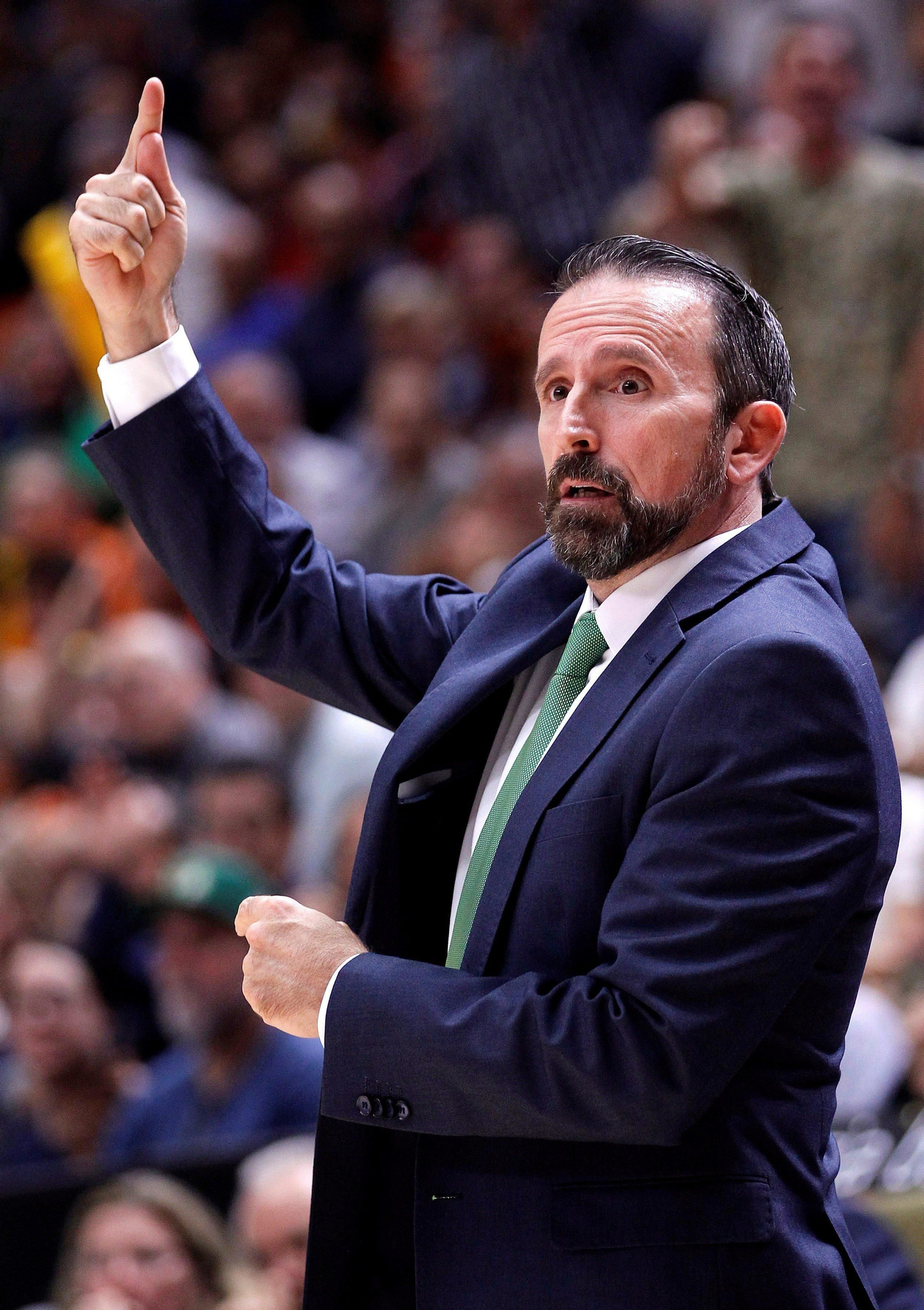Joan Plaza da instrucciones durante el partido ante el Valencia Básket.