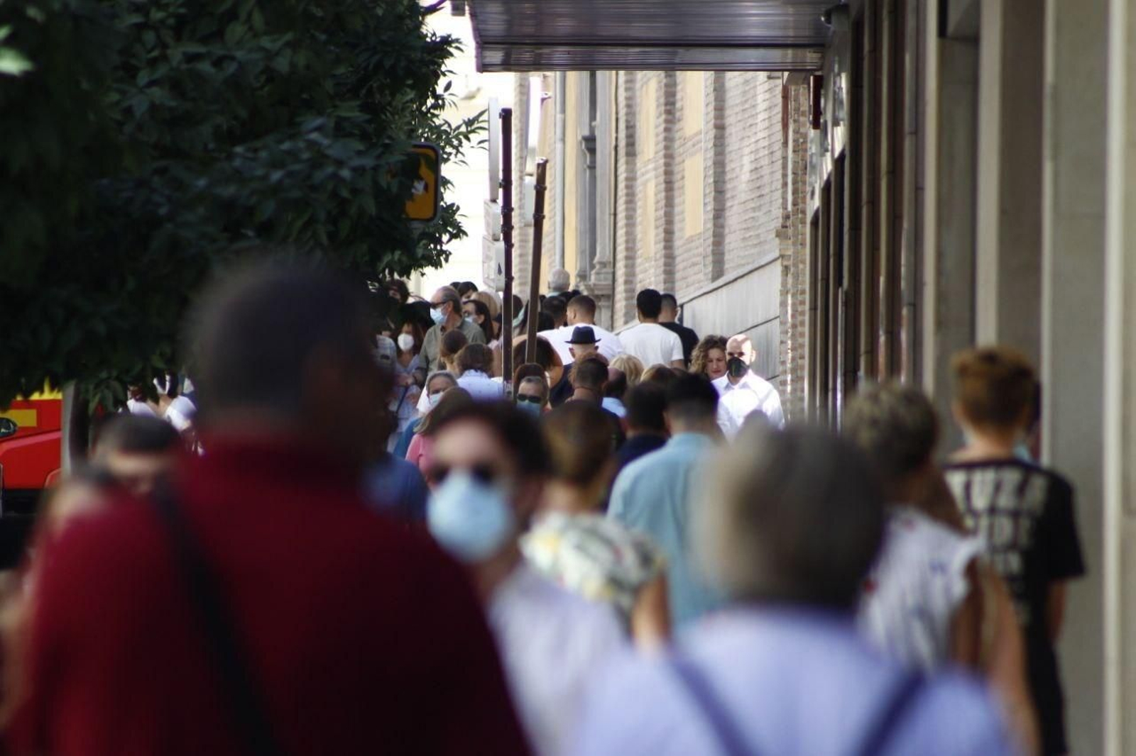 El turismo y la normalidad inundan Granada: terrazas y calles llenas por el Puente del 12 de octubre.