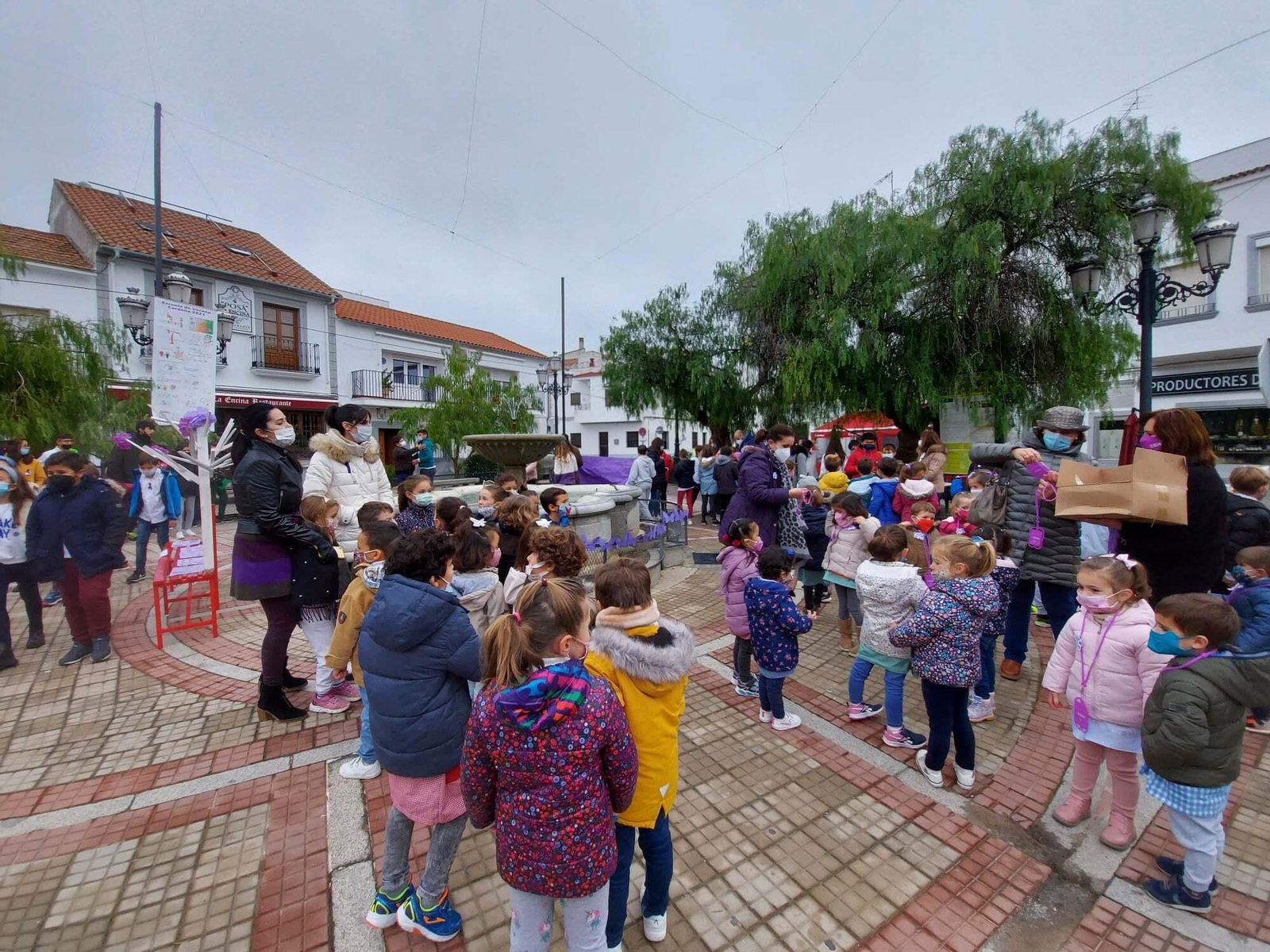 Los niños de Cardeña participan en una actividad.