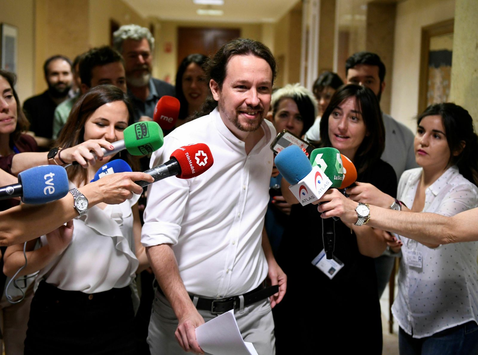 El líder de Podemos, Pablo Iglesias, acompañado por la diputada Ione Belarra el pasado viernes.