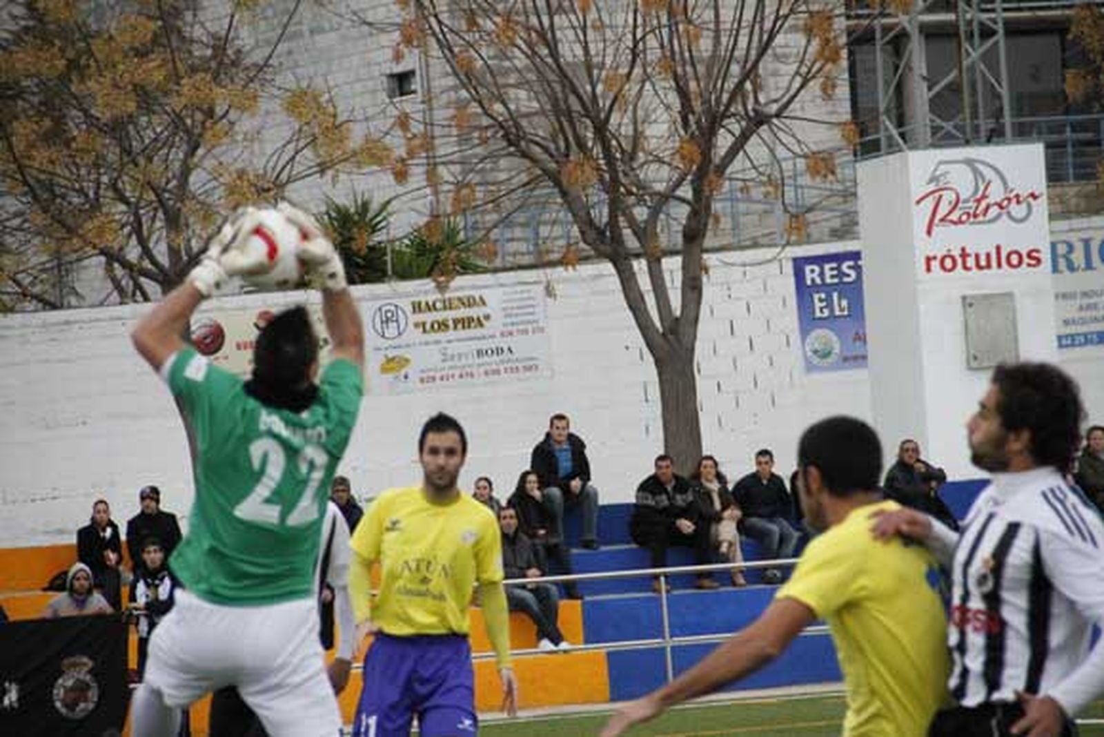 La Balompédica empata en Conil y no logra alcanzar la primera plaza, a tiro tras el tropiezo del Pozoblanco./Fotos: Aragón Pina

Foto: Aragon Pina