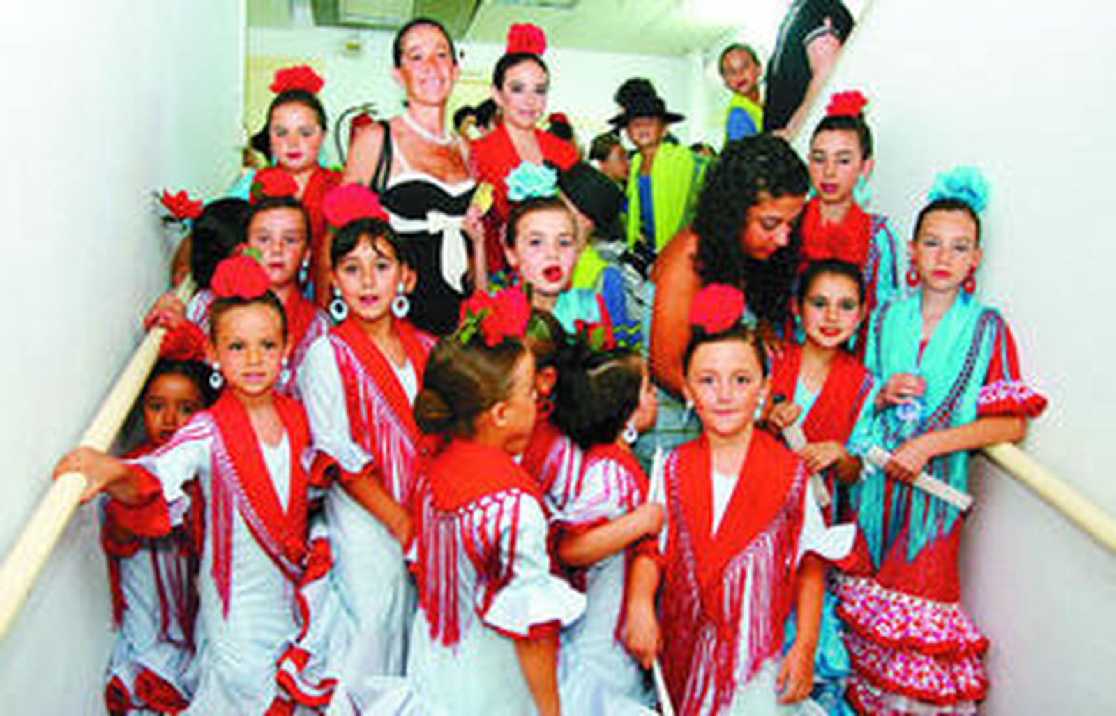 Isabel Toscano, directora de la escuela de baile que lleva su nombre, junto a algunas de sus alumnas.