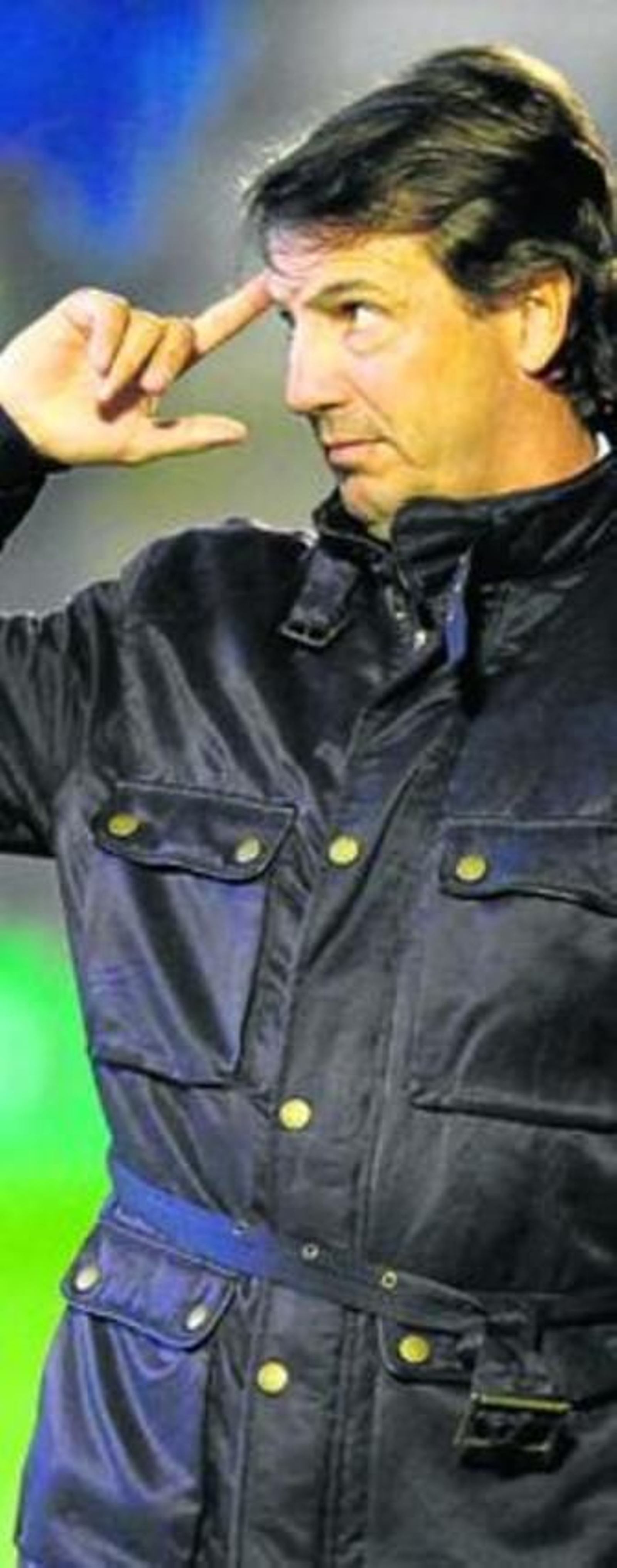 Jose González, tocándose ayer la sien con un dedo.