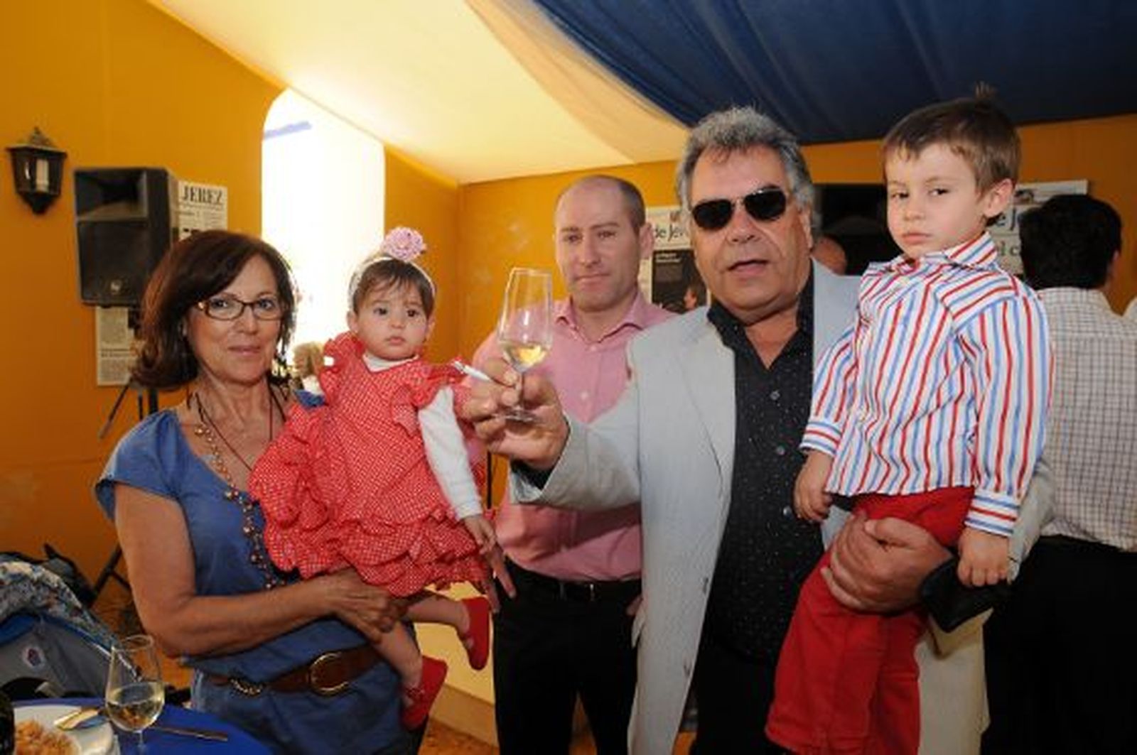 Pedro Carabante, Peri, humorista gráfico de Diario de Jerez, con su familia en la caseta del Diario.

Foto: Manuel Mateo