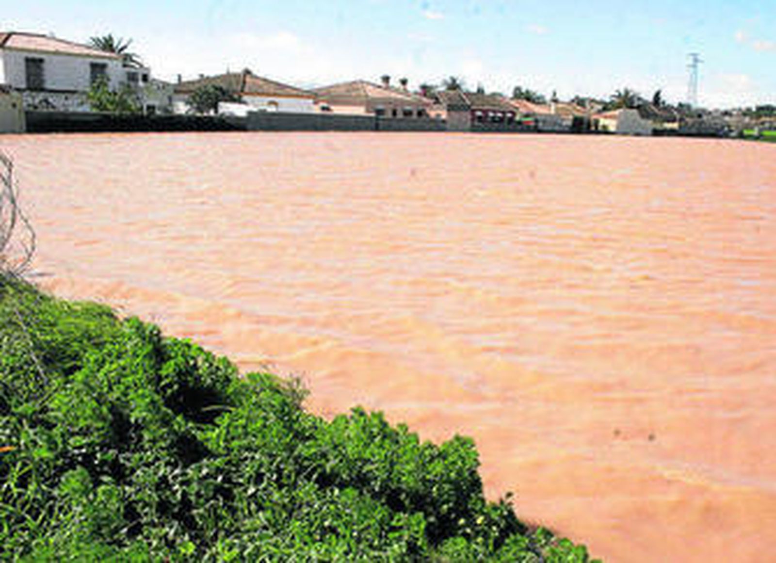 La zona de La Valenciana se encuentra totalmente anegada y el agua entra en las viviendas cercanas.