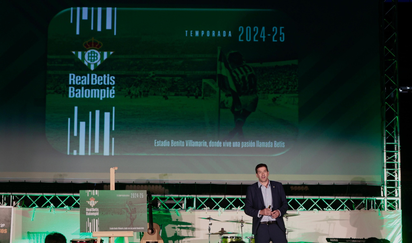 Ramón Alarcón explica la campaña de abonados.