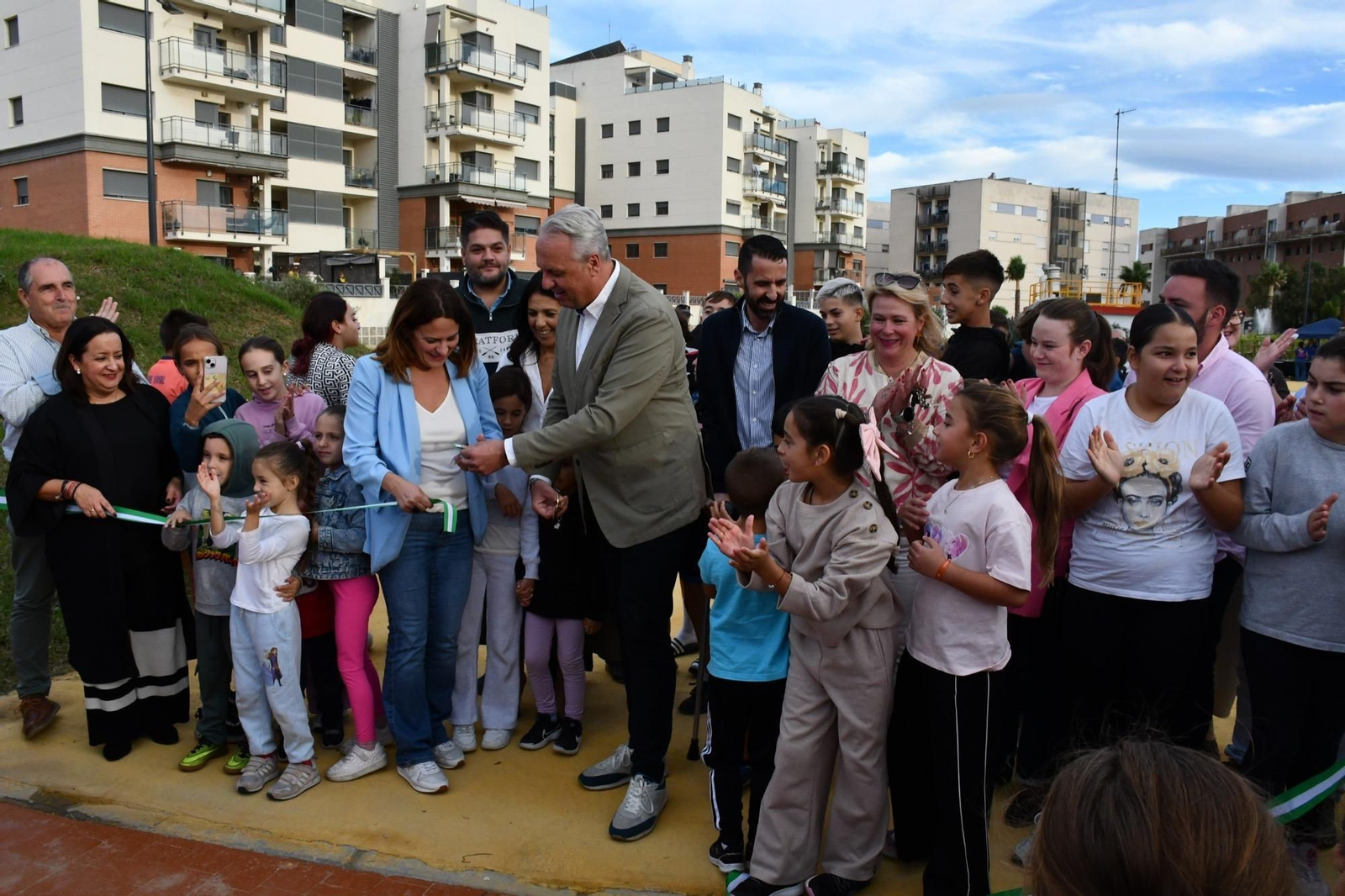 Multitudinaria inauguración del nuevo parque temático entre Campamento y Puente Mayorga
