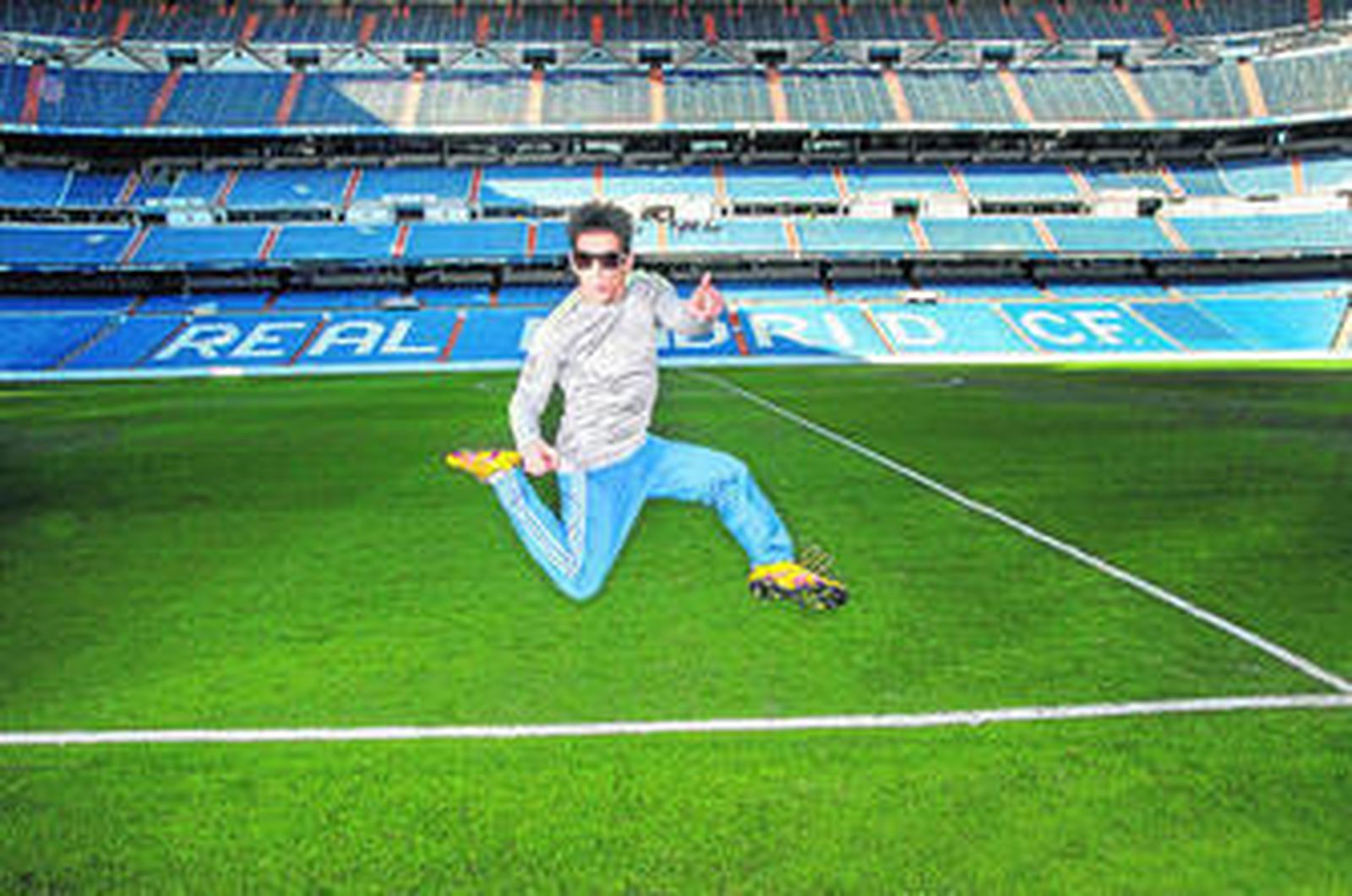 Ben Stiller, metido en su papel de Derek Zoolander, ayer en el estadio Santiago Bernabéu.