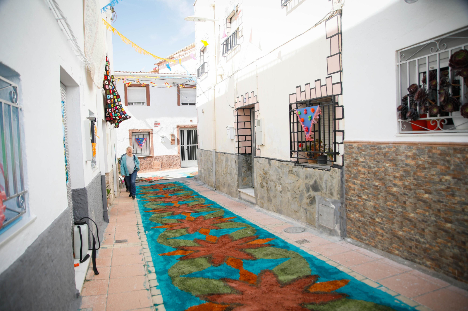 Así es la gran alfombra de serrín para que levite la Virgen de Fátima de Tíjola