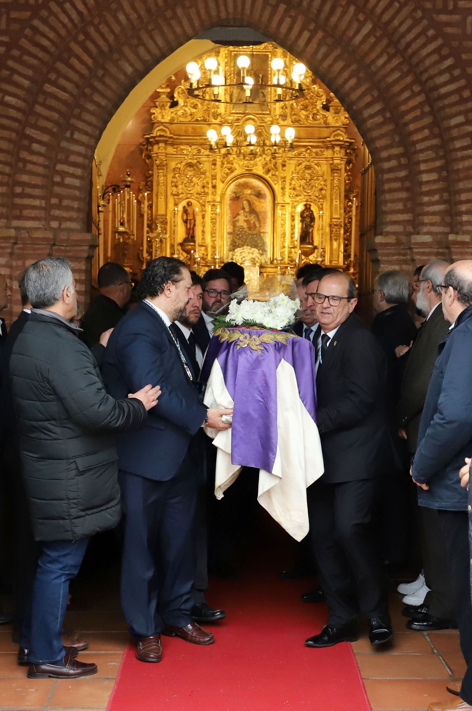 Imágenes del funeral de Bienvenido González, hermano mayor de la Cinta