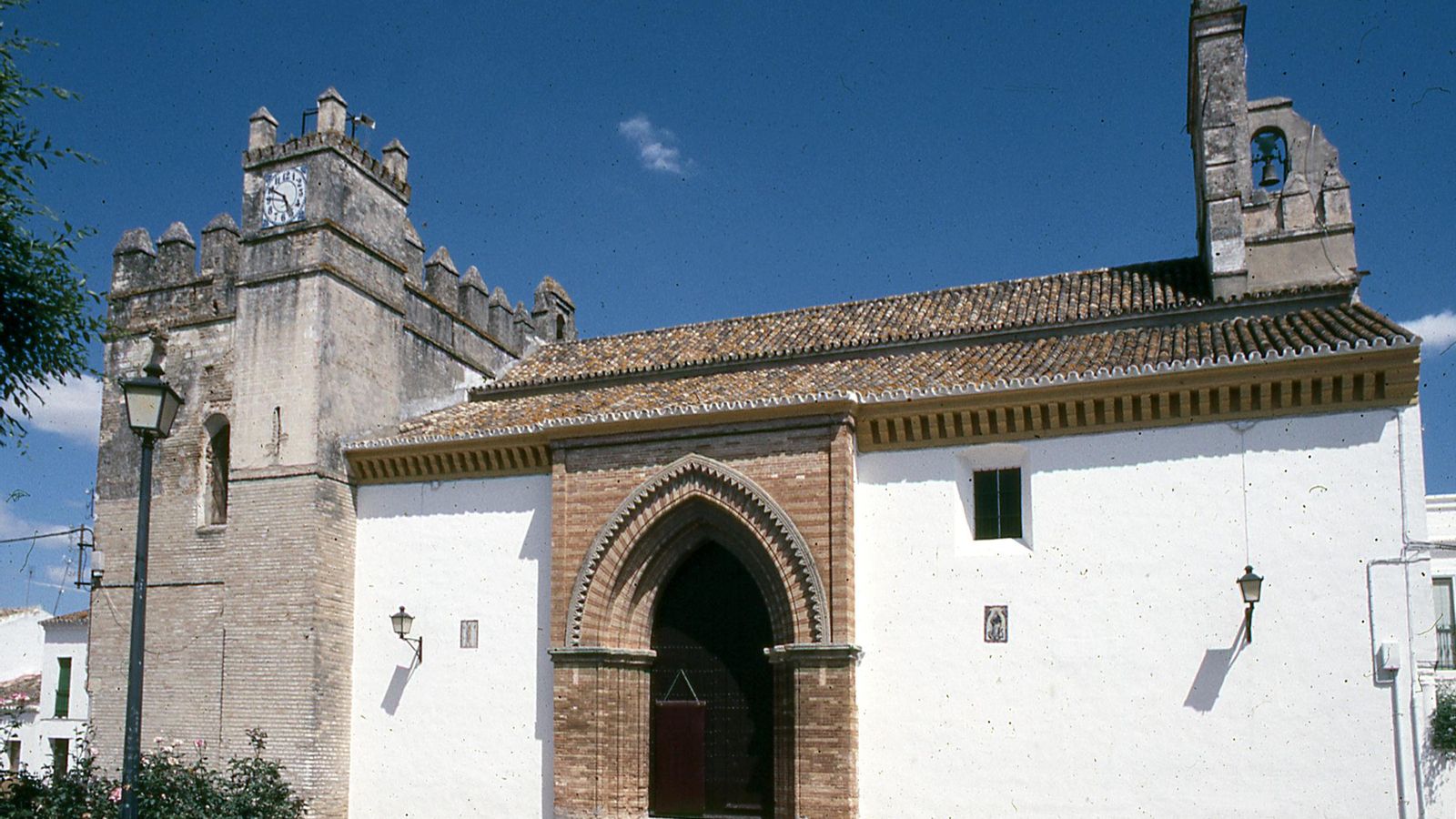 Fachada sur de la iglesia parroquial de Santiago, en Hinojos.