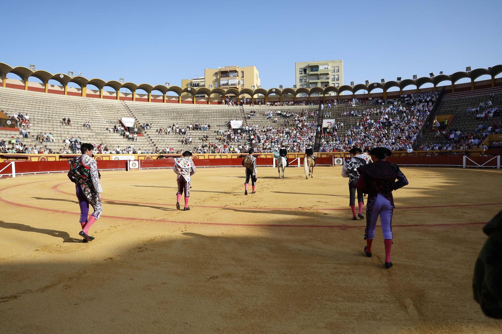 Una decepcionante corrida de Miura con Esaú Fernández a hombros cierra Algeciras