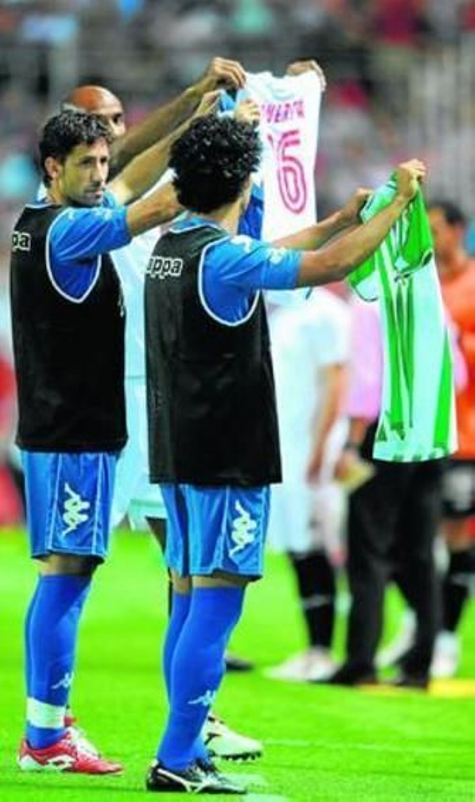 Kanoute, Capdevila e Iriney muestran camisetas de Puerta, Jarque y Miki Roqué.