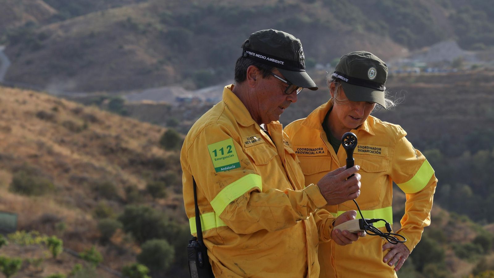 Juan Carlos y Alicia miran los datos del termohigrómetro.