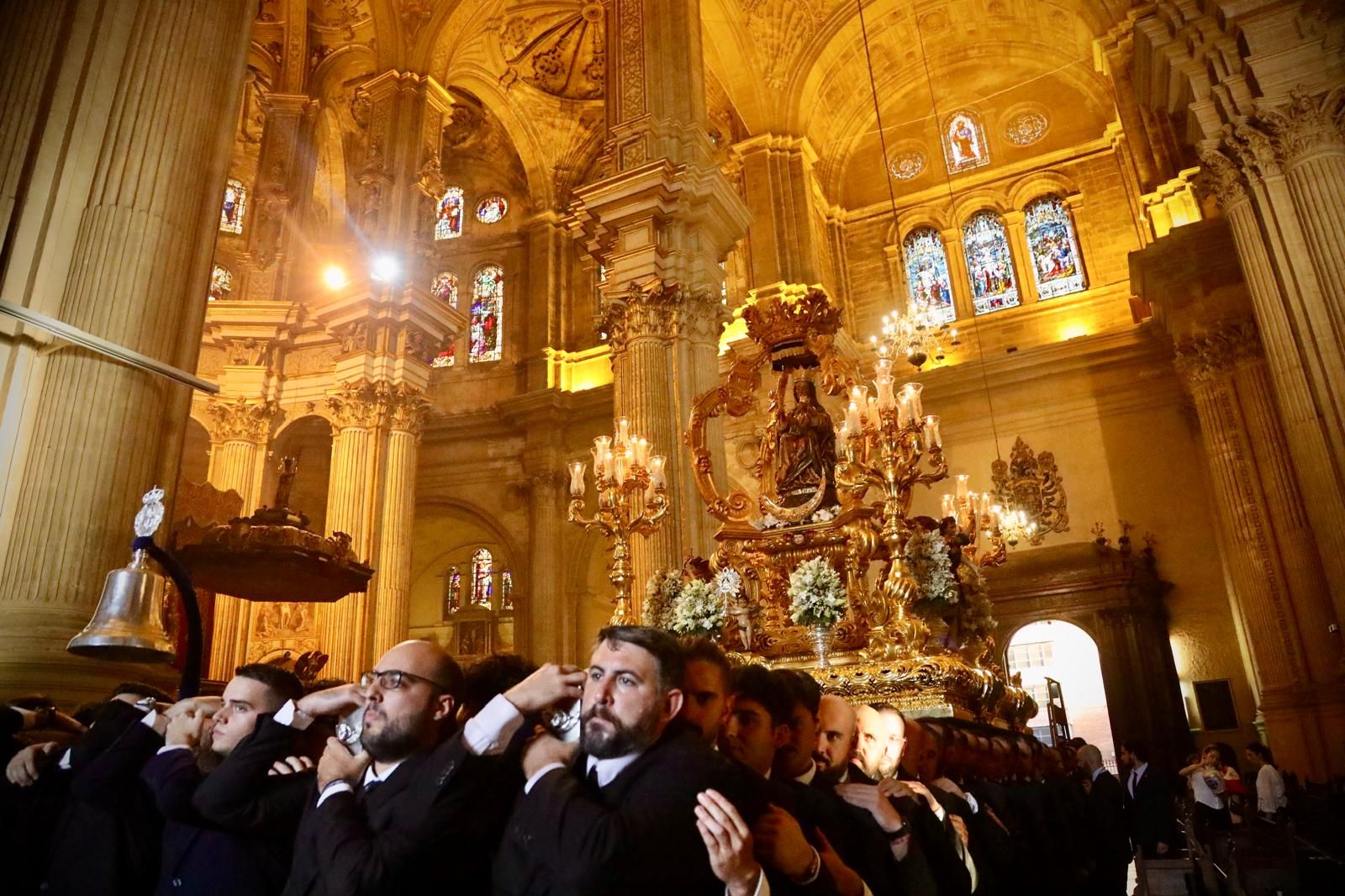 La procesión de la Virgen de la Victoria de Málaga, en imágenes