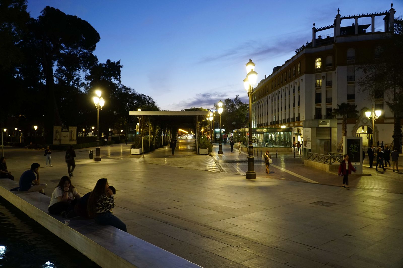 Varias personas ayer en el Paseo de Cristina, que se encuetra junto a la emblemática Puerta de Jerez.