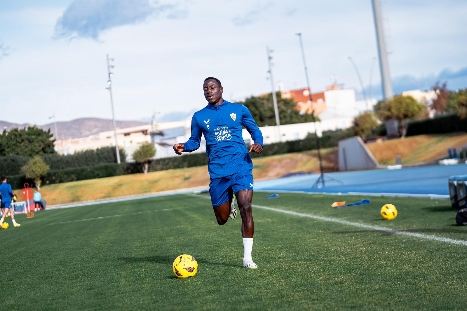 El mediocentro senegalés Dion Lopy en un entrenamiento reciente en el anexo