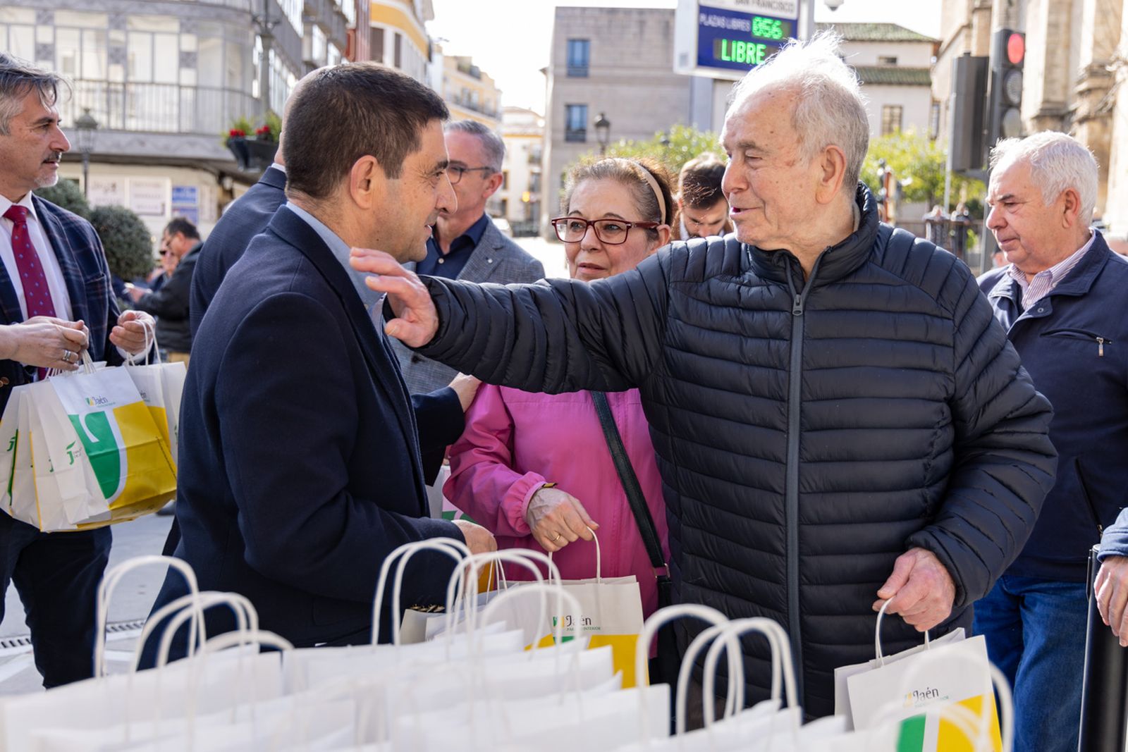 Izado de la Bandera de Andalucía y en un desayuno molinero en Jaén