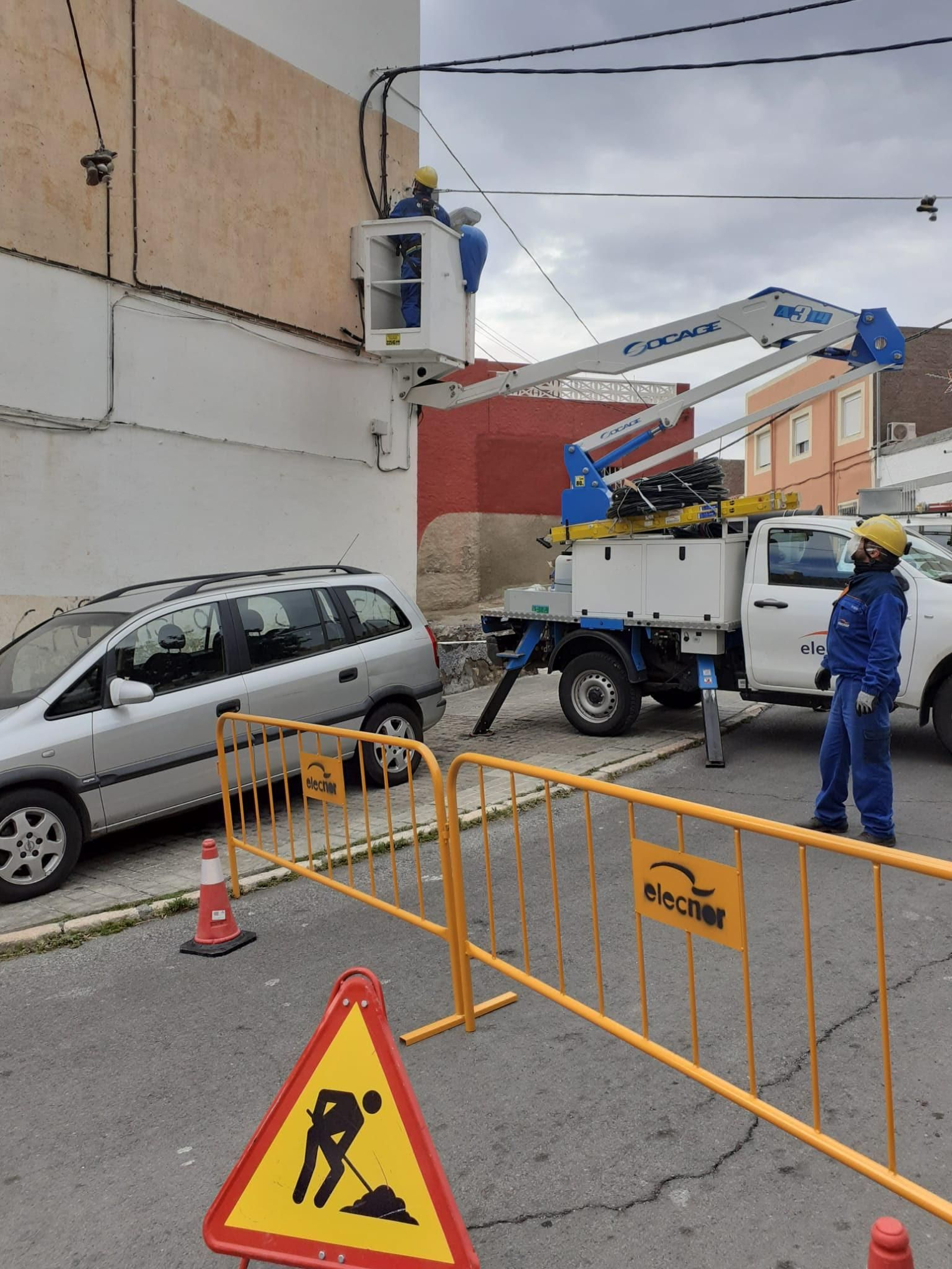 Endesa refuerza líneas de baja tensión en barrios afectados por enganches ilegales