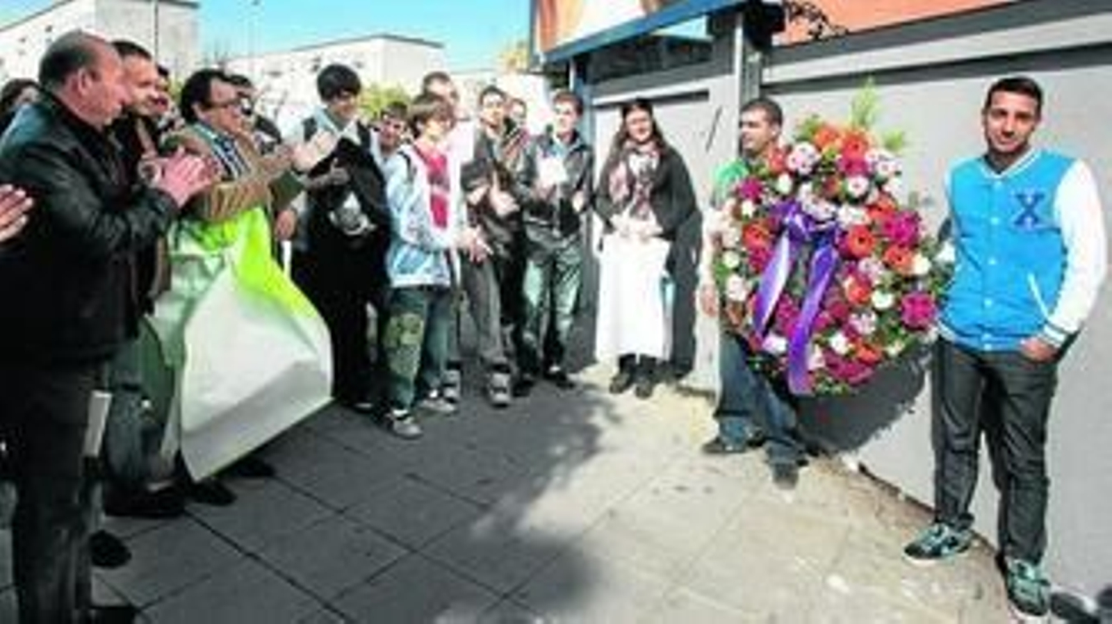 En el 'entierro de la creatividad y la libertad de expresión' no faltó una corona de flores ante la pintura borrada.