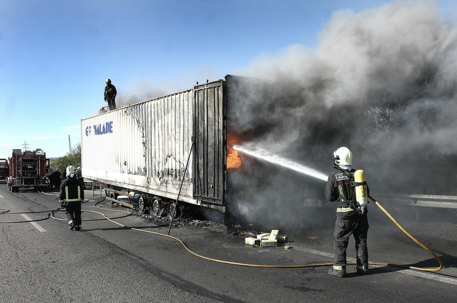 Los bomberos de Diputación intervienen en el incendio de un camión.