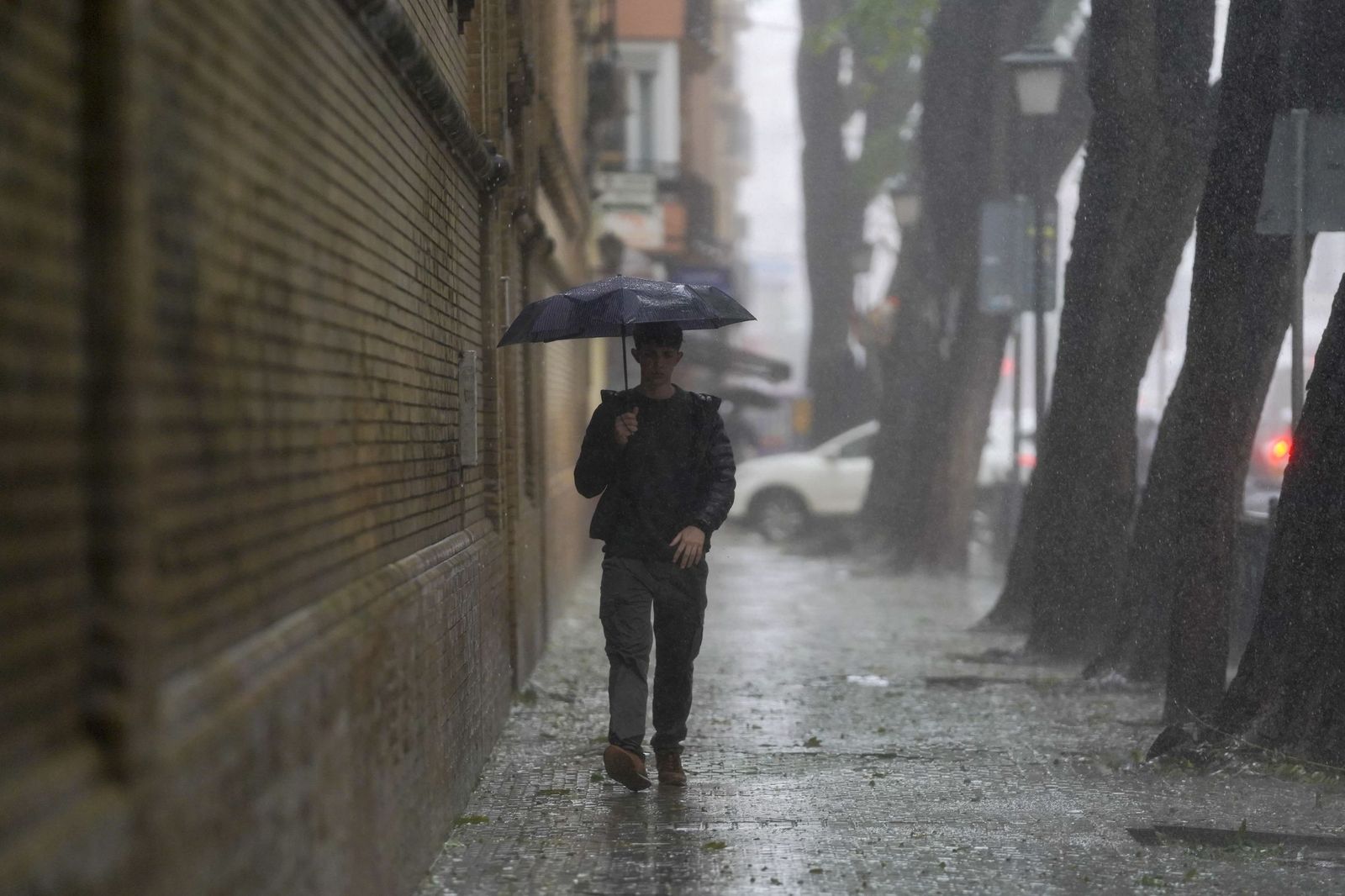 La intensa lluvia en Sevilla al paso de la Borrasca Leonardo en fotos