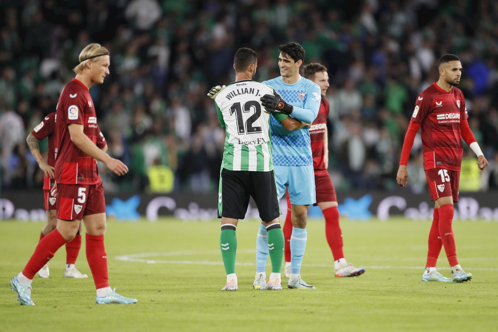 Willian José y Bono se saludan tras el último derbi.