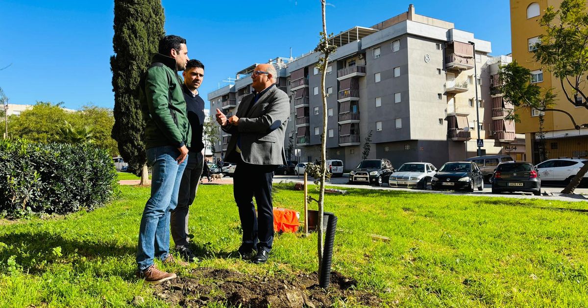 Vélez-Málaga planta 300 árboles para avanzar "hacia una ciudad más sostenible"